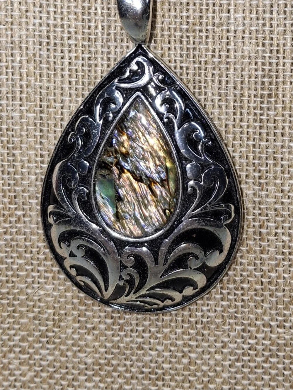 Vintage Teardrop-shaped Pendant Necklace
